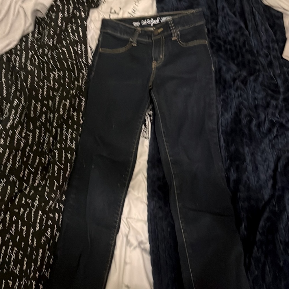 Dark blue cat&jack jeans.